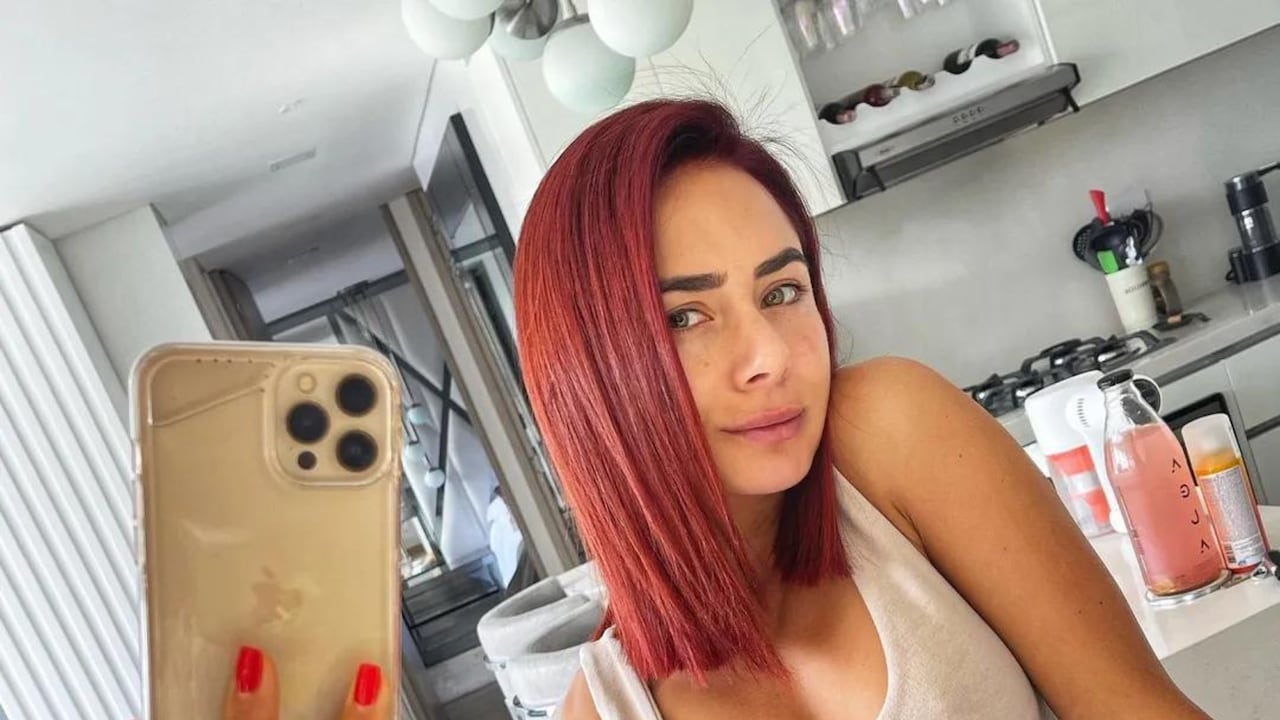 Johanna Fadul se corre el pantalón y deja ver en donde no le da el sol