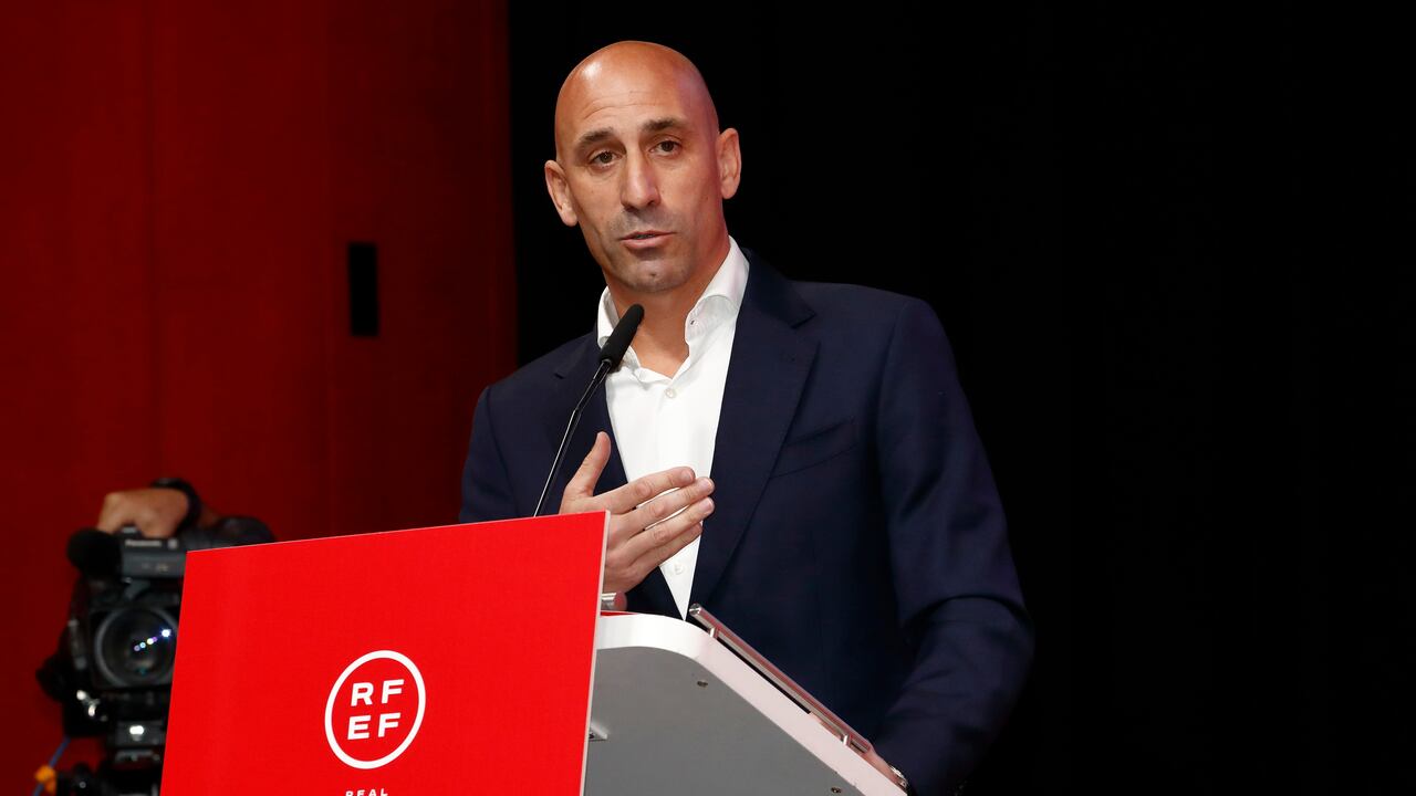 Luis Rubiales sigue en medio de la polémica y ahora la Fiscalía española adelanta una investigación preliminar por "presunto delito de agresión sexual"