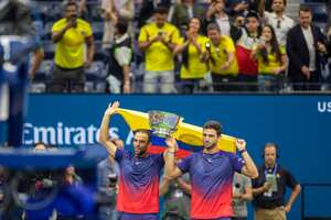 Juan Sebastián Cabala y Robert Farah de Colombia con el trofeo de ganadores después de su victoria en el partido de la final de dobles masculino en el estadio Arthur Ashe durante el Torneo Abierto de Tenis de EE. UU. 2019 en el Centro Nacional de Tenis Billie Jean King de la USTA el 6 de septiembre de 2019 en Flushing, Queens , Nueva York. (Foto de Tim Clayton/Corbis vía Getty Images)