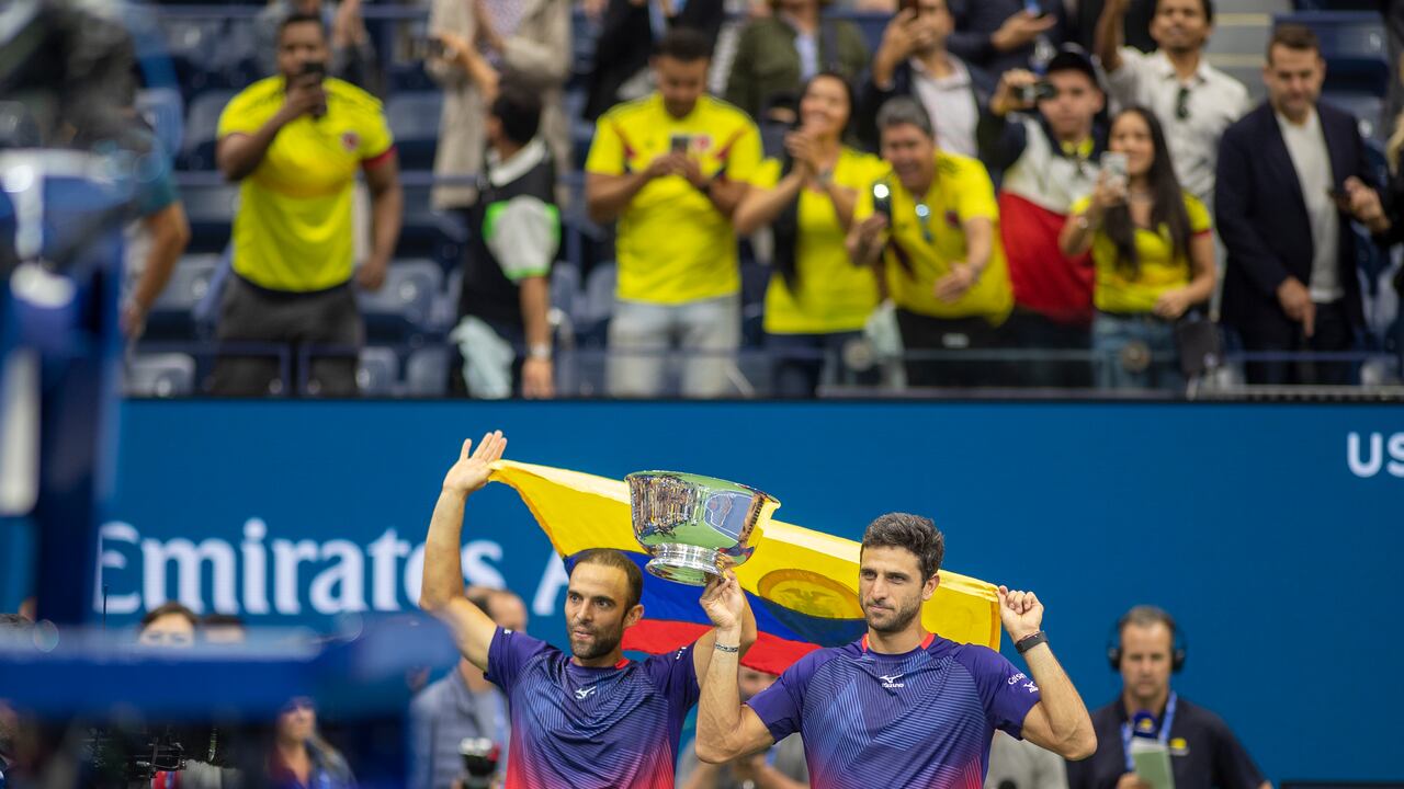Juan Sebastián Cabala y Robert Farah de Colombia con el trofeo de ganadores después de su victoria en el partido de la final de dobles masculino en el estadio Arthur Ashe durante el Torneo Abierto de Tenis de EE. UU. 2019 en el Centro Nacional de Tenis Billie Jean King de la USTA el 6 de septiembre de 2019 en Flushing, Queens , Nueva York. (Foto de Tim Clayton/Corbis vía Getty Images)