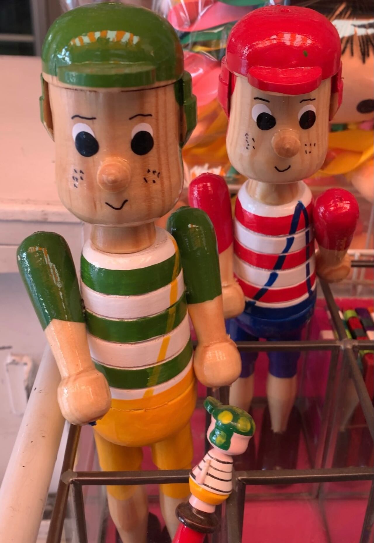 Piezas de madera de El Chavo del 8 en mercados de artesanías de Ciudad de México.