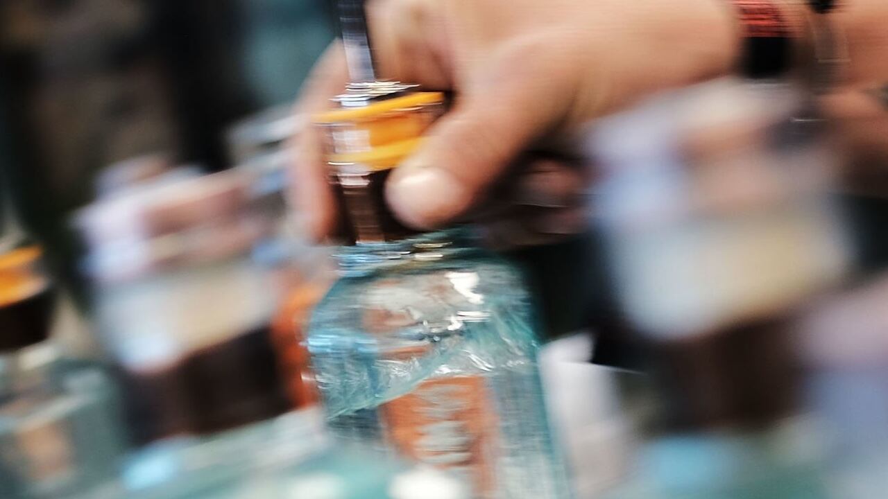 Aumenta a 20 los fallecidos por ingerir licor adulterado en Ecuador (imagen de referencia)