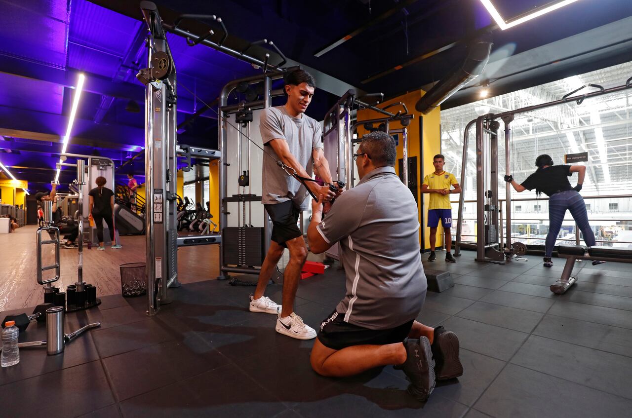 Un joven realiza una rutina de ejercicio en Smart Fit