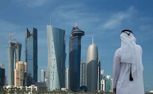 Hombre observa edificios en Qatar.