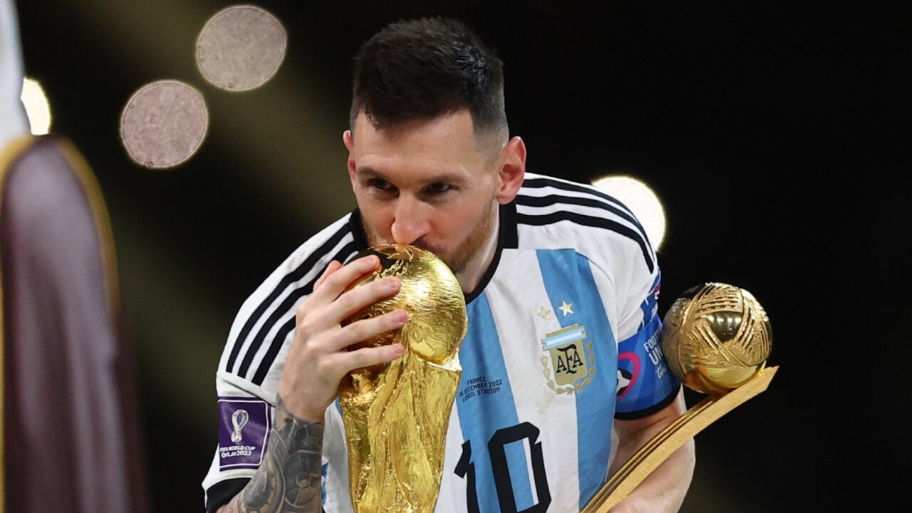 Soccer Football - FIFA World Cup Qatar 2022 - Final - Argentina v France - Lusail Stadium, Lusail, Qatar - December 18, 2022 Argentina's Lionel Messi kisses the World Cup trophy after collecting the Golden Ball award REUTERS/Carl Recine