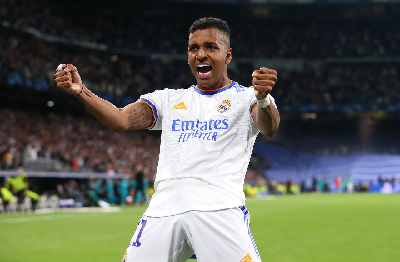 Rodrygo celebra el triunfo del Real Madrid contra el Manchester City, luego de anotar dos de los tres goles de los españoles