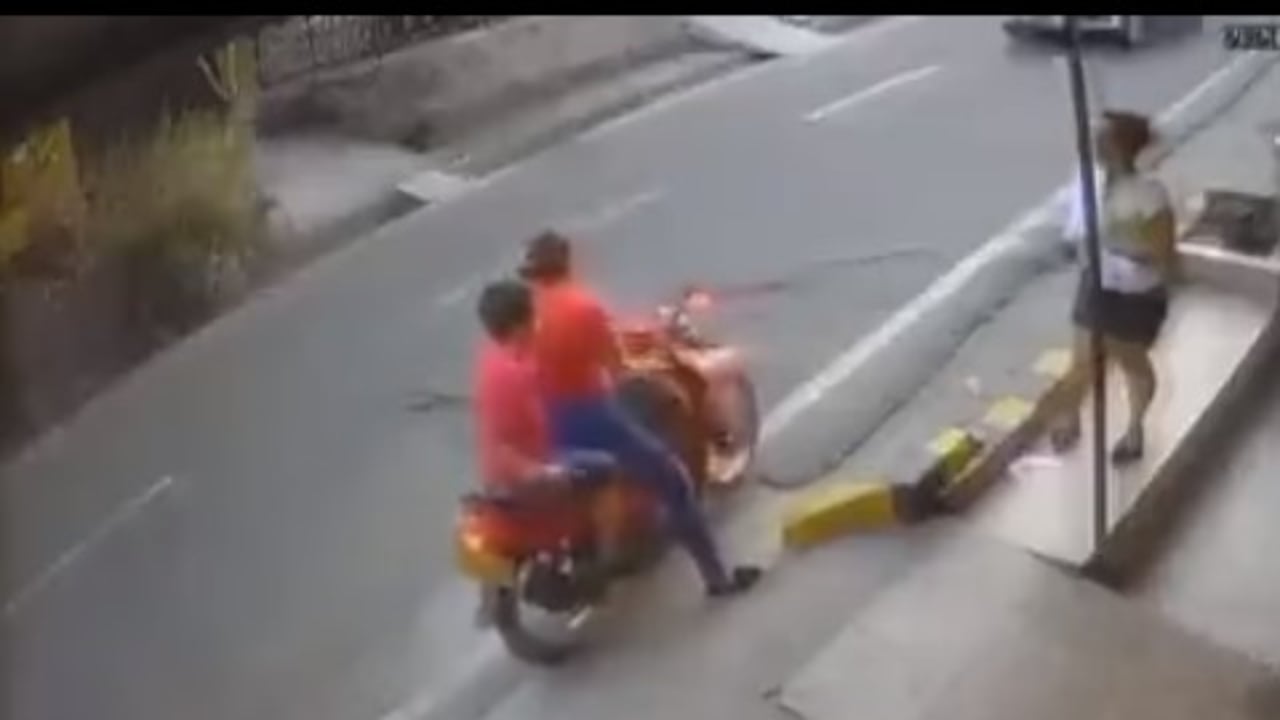 Madre lanza a su hijo desde una moto