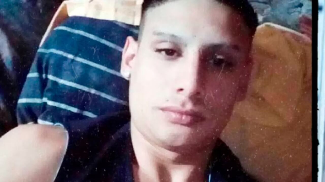 Madre dice que lo dejaron morir, ningún policía lo ayudó. Duró tres horas ahí.