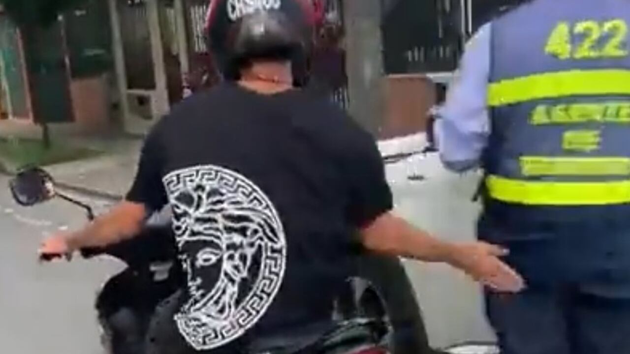 La falta de respeto quedó registrada en video. El motociclista dejó descubierta la placa de su vehículo.