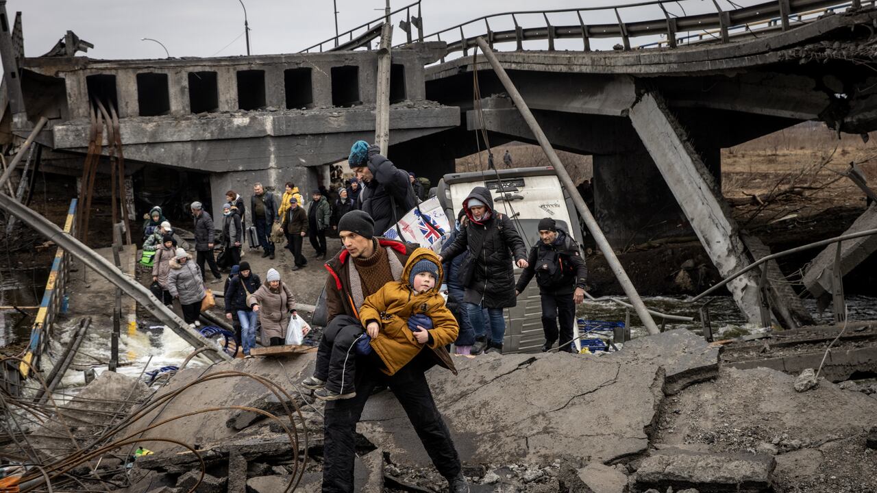 Cuatro civiles murieron por disparos de mortero a lo largo de la carretera que va de Irpin a Kiev, que ha sido una ruta de evacuación clave para las personas que huyen de las fuerzas rusas que avanzan desde el norte