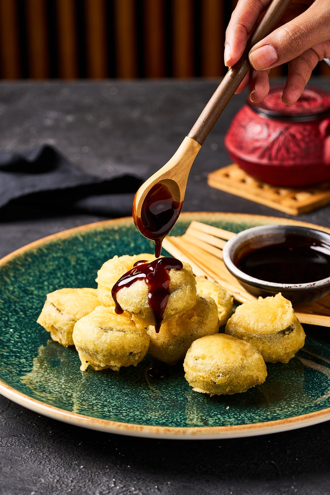 Kinjo está pensado en mostrar los utensilios clásicos asiáticos mientras come