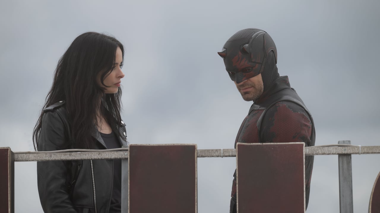 L-R: Jessica Jones (Krysten Ritter) and Matt Murdock / Daredevil (Charlie Cox) in Marvel Television's DAREDEVIL: BORN AGAIN, exclusively on Disney+. Photo by Jojo Whilden. © 2025 MARVEL.