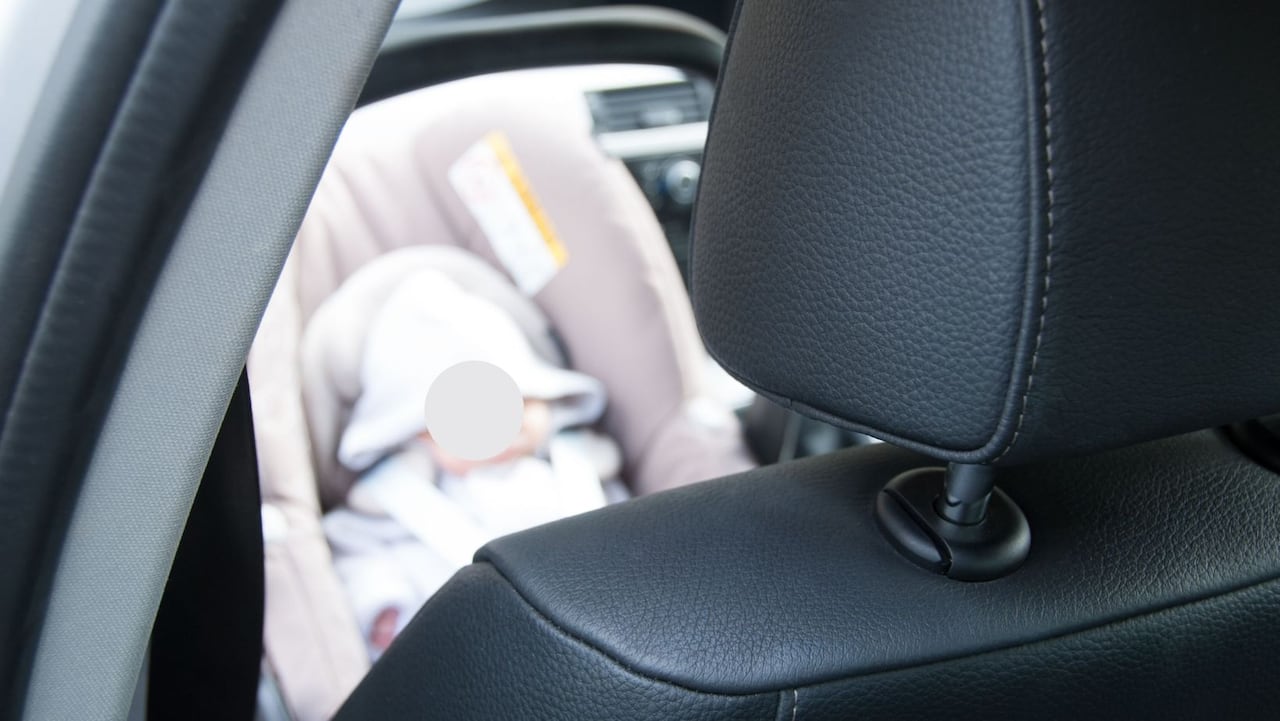 Bebé en silla para carros
