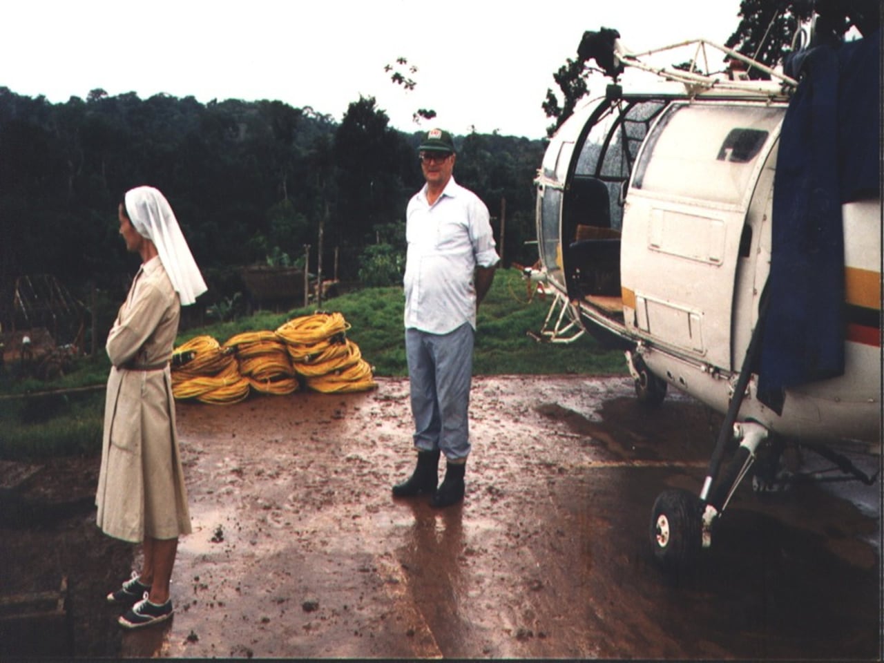 Alejandro Labaka e Inés Arango aparecen como «dos caníbales». Así llaman los huaorani a los blancos que entran en su territorio, matan a los suyos o se los llevan río abajo.