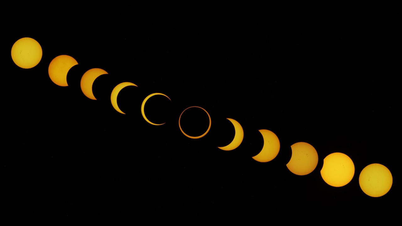 Esta combinación de imágenes muestra las diferentes etapas del eclipse solar visto desde la Isla de Pascua en el Océano Pacífico, Chile.