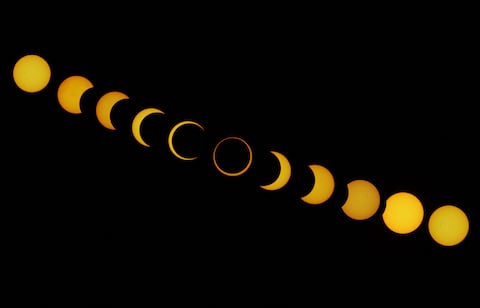 Esta combinación de imágenes muestra las diferentes etapas del eclipse solar visto desde la Isla de Pascua en el Océano Pacífico, Chile.