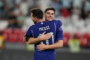Julián Álvarez y Lionel Messi celebran el primero de los cinco goles conseguidos en el amistoso