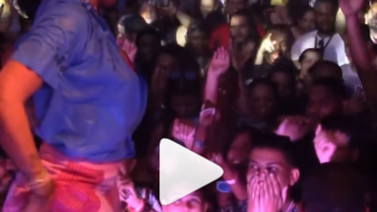 Se quitó las bragas en pleno concierto / Captura de pantalla