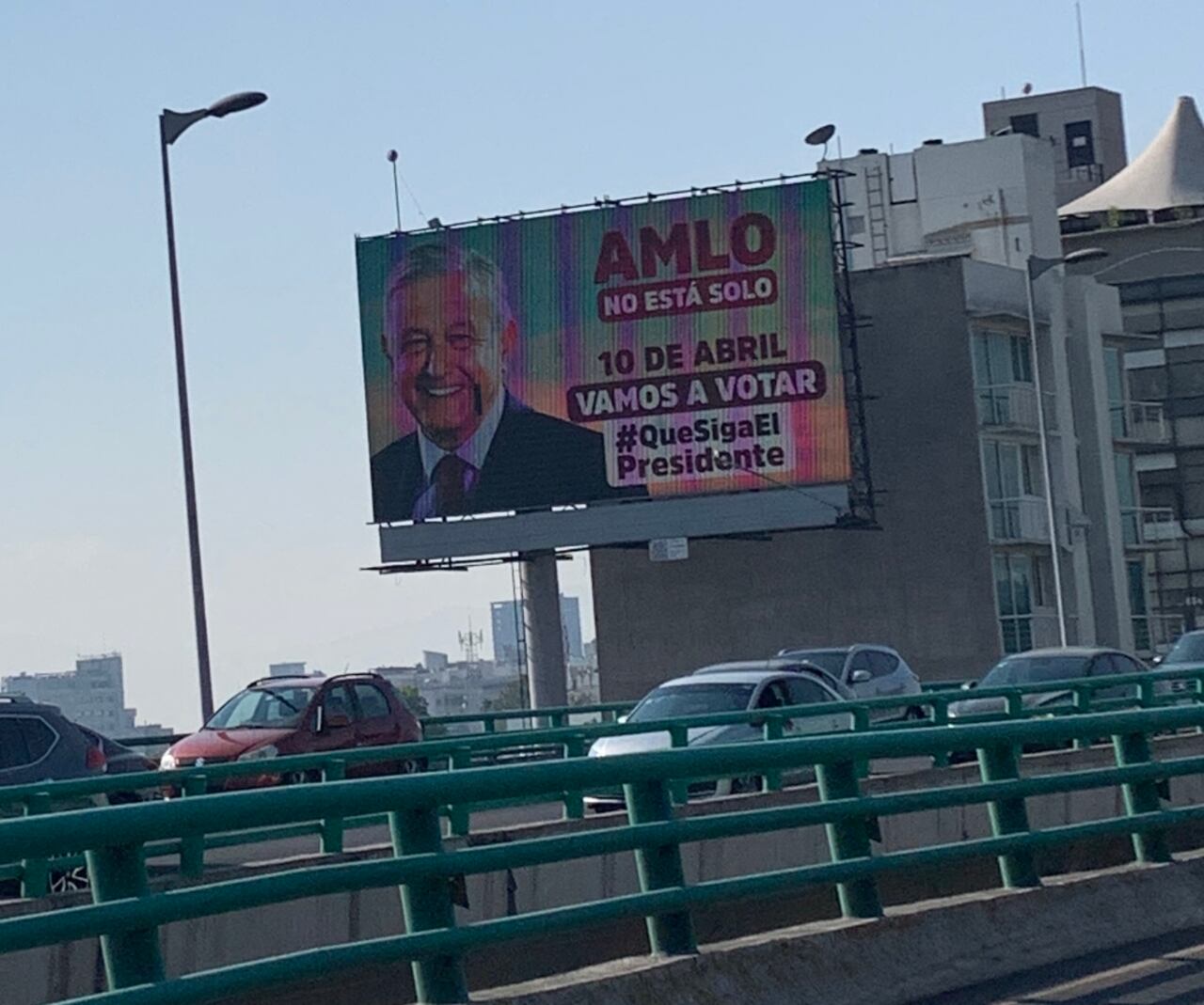 Vallas como esta abundan en avenidas y estaciones del metro en Ciudad de México. La campaña de la oposición es no ir a votar.
