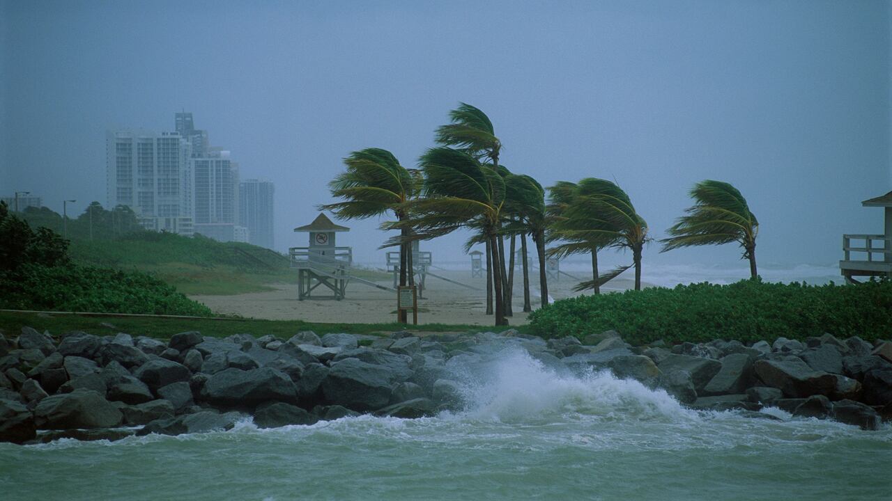 Ciclón tropical Bonnie tiene en alerta a Colombia