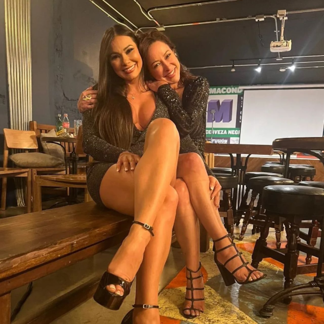 Las dos mujeres posaron muy sexy