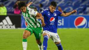 Daniel Ruiz de Millonarios y Daniel Mantilla de Altético Nacional disputan la pelota.