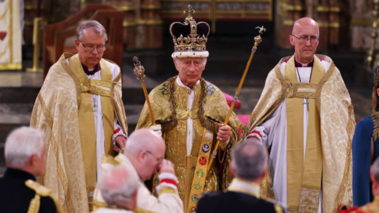 La maldición de la corona de Carlos III y otros mitos de la dinastía británica