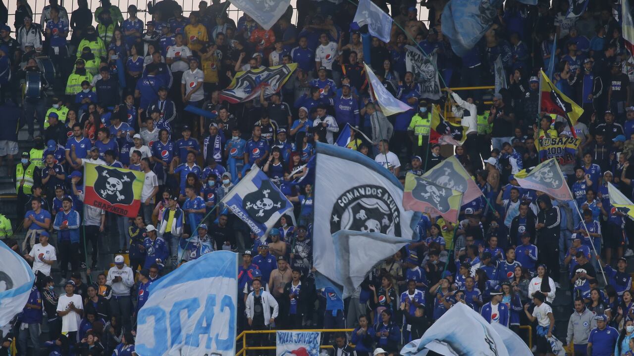 Hinchas de Millonarios en el clásico 307 ante Independiente Santa Fe.
