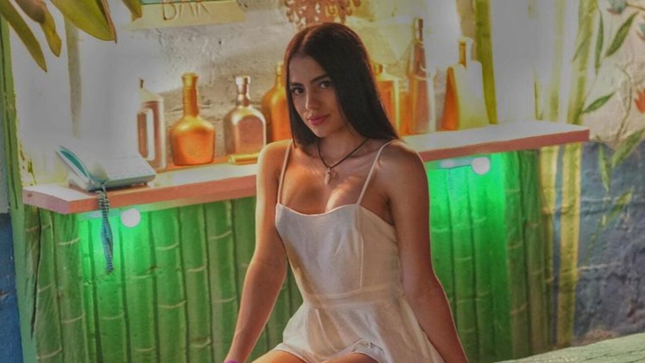 Sin ropa interior y con tan solo una sábana, Luisa Castro paralizó sus redes sociales