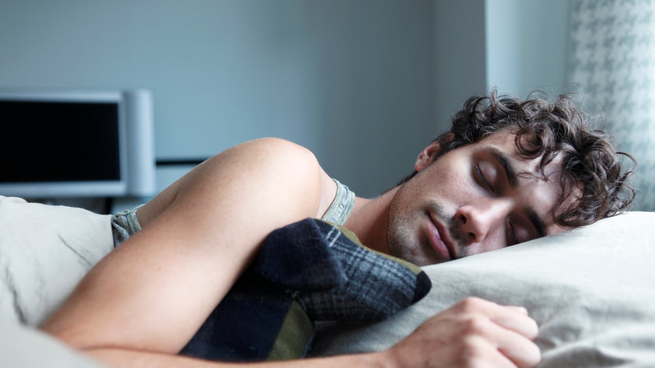 ¿Qué significado tiene dormir del lado izquierdo o derecho de la cama?