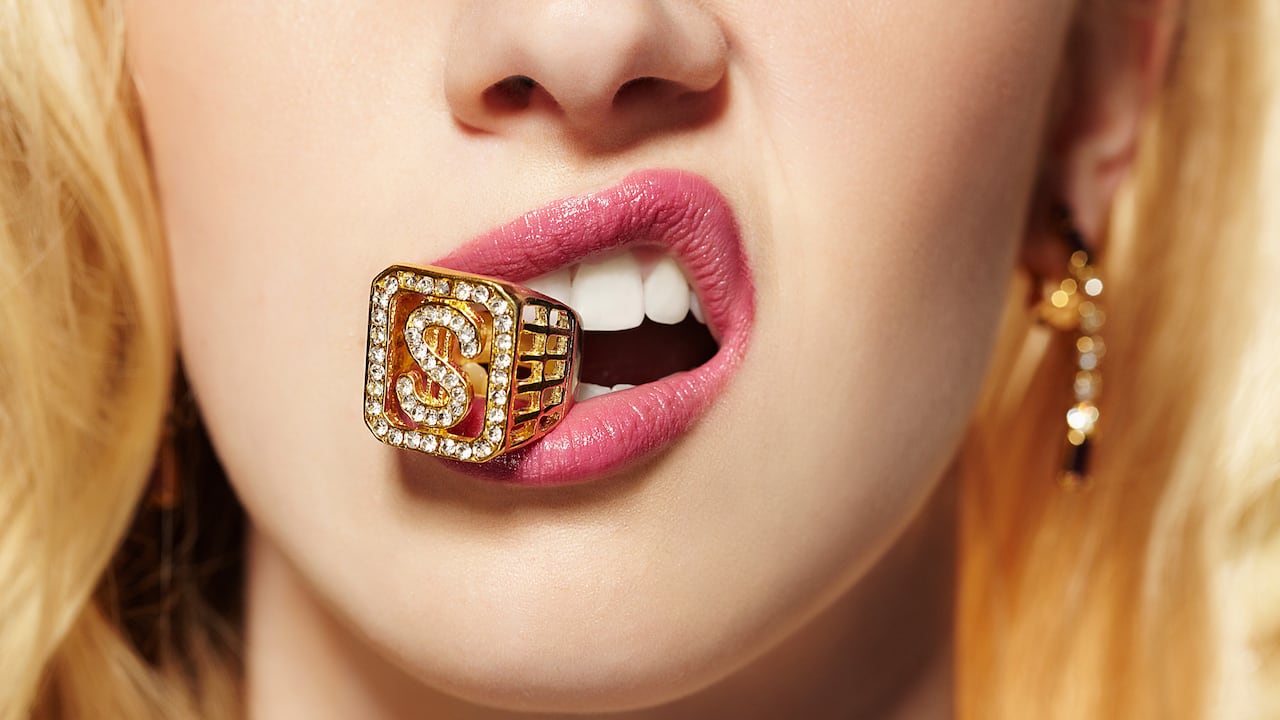 Dientes de diamantes y oro