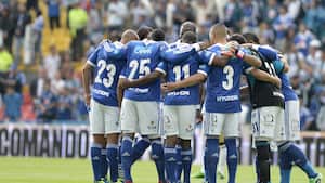 Jugadores de Millonarios hacen una piña en el centro del campo.