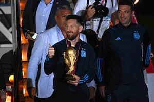 Lionel Messi llegando al aeropuerto de Ezeiza este martes en la madrugada