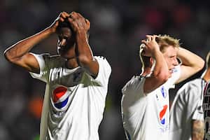 Jader Valencia y Andrés Llinás se lamentan tras una ocasión perdida en el partido de vuelta de la fase 2 de la Copa Libertadores entre Millonarios y Fluminense