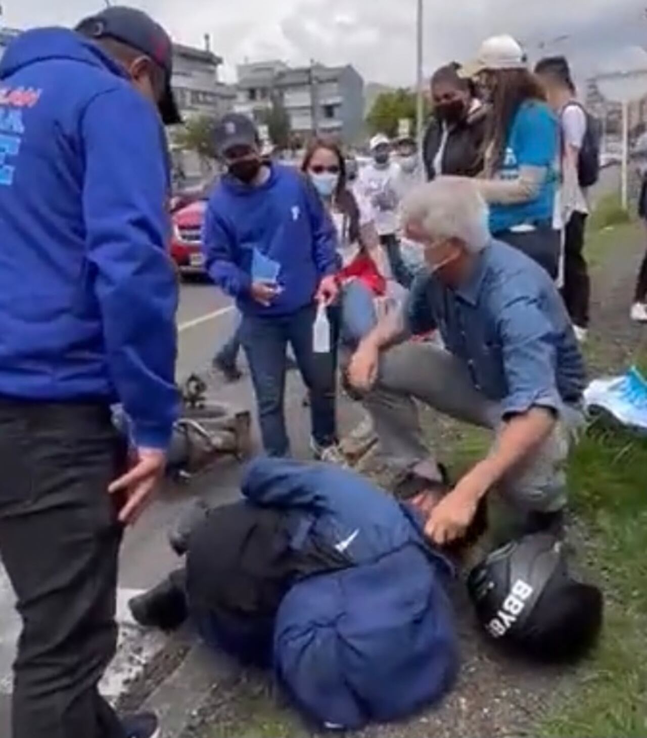 Peñalosa ayuda a motociclista petrista.