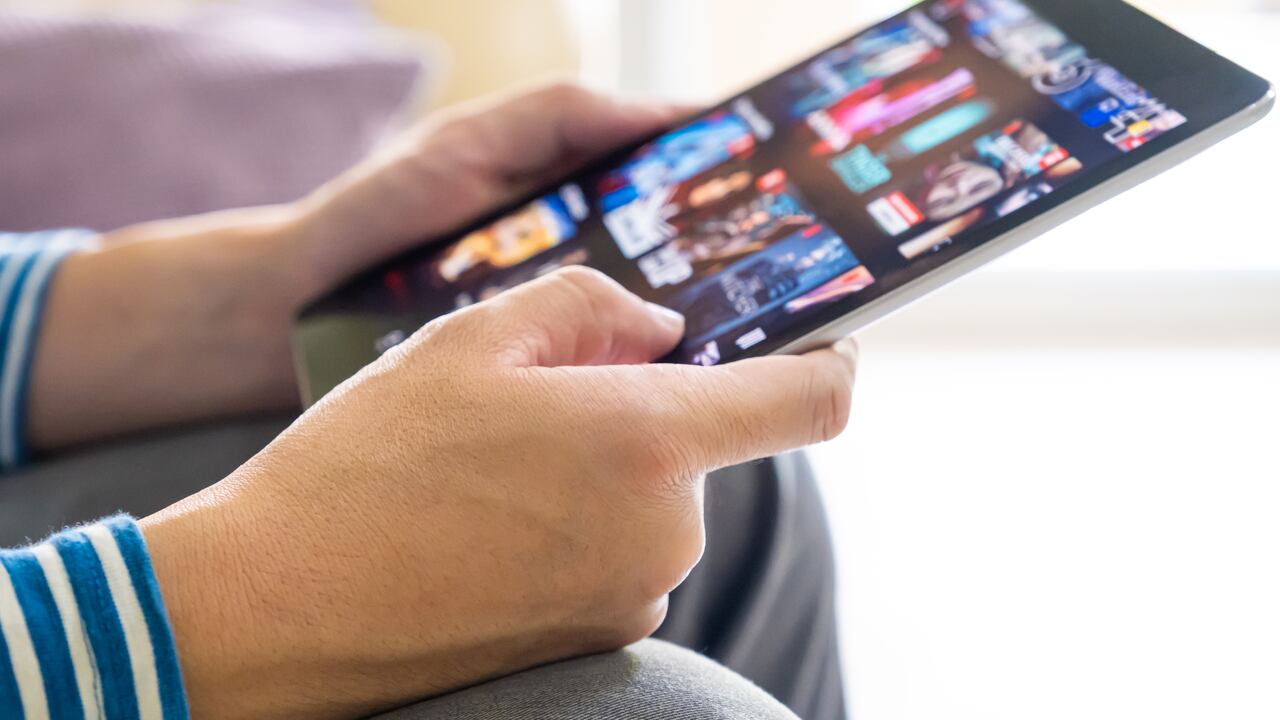 Aparte de los ingresos por publicidad, estas empresas pueden obtener ingresos es con el pago por apps, pero ahora este segmento está en declive.