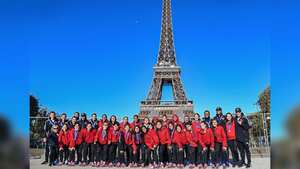 Jugadoras de la Selección Colombia Sub-17 frente a la Torre Eiffel en París, Francia.