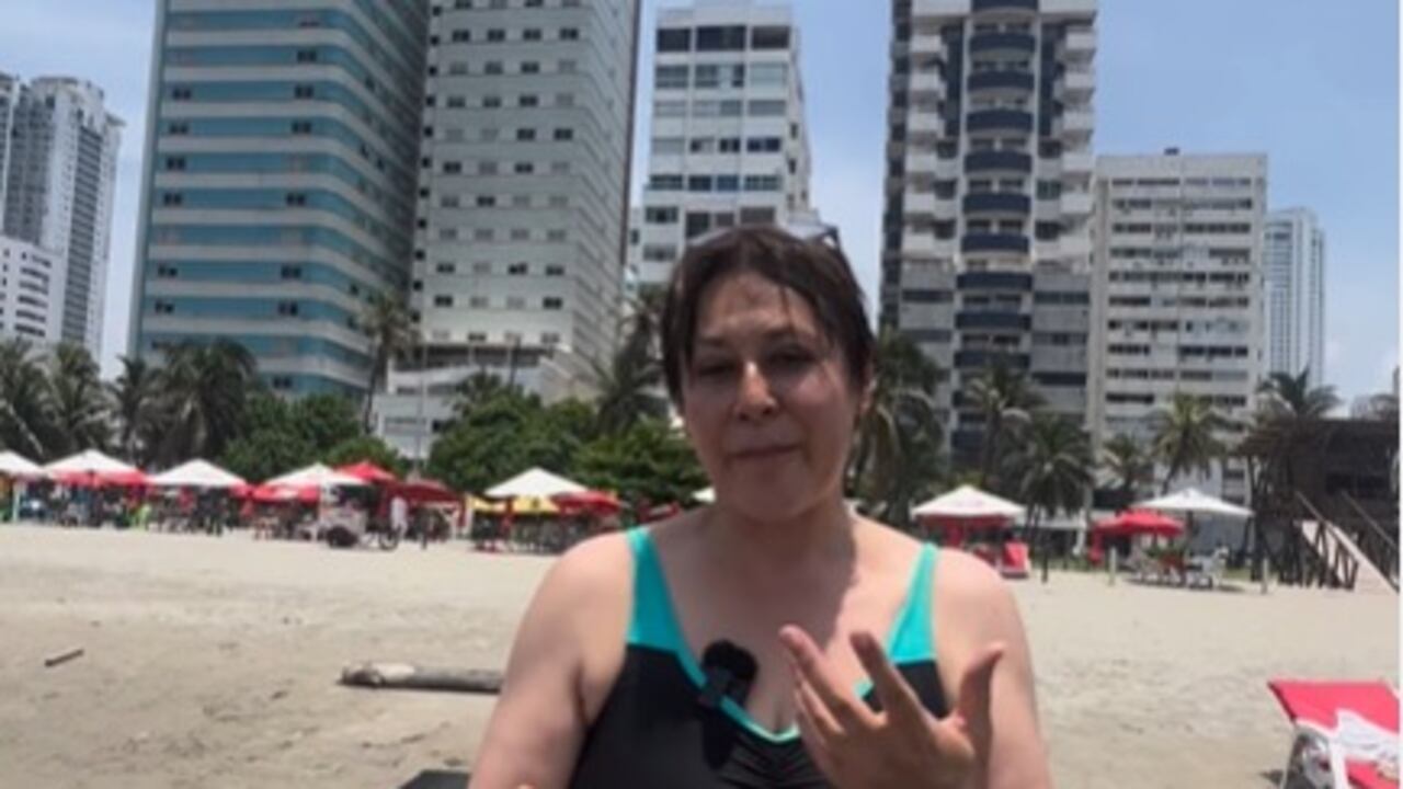 Alina Lozano en vestido de baño.