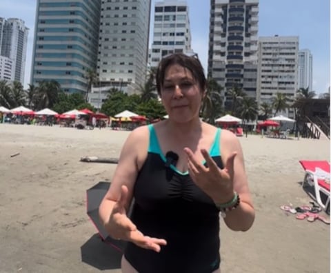 Alina Lozano en vestido de baño.