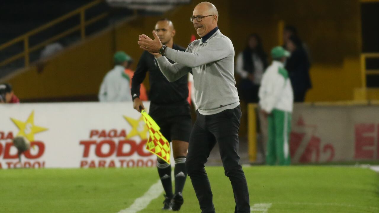 Alfredo Arias, DT de Independiente Santa Fe, durante el partido de la fecha 17 de la Liga BetPlay-II.