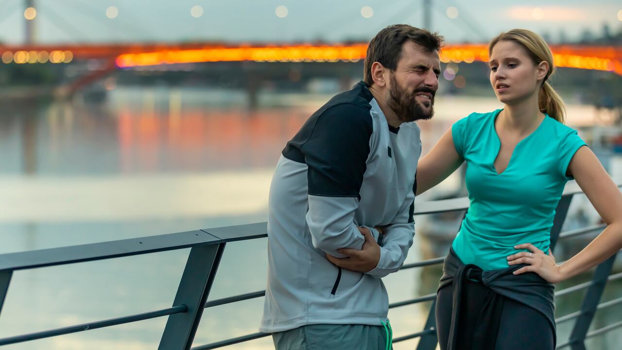 Deportista con dolor de bazo.