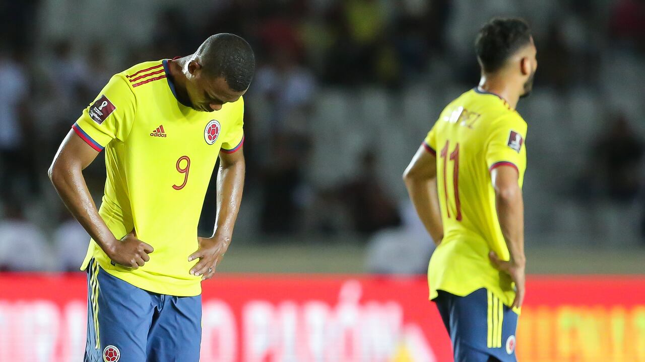 Jugadores de la Selección Colombia cabizbajos