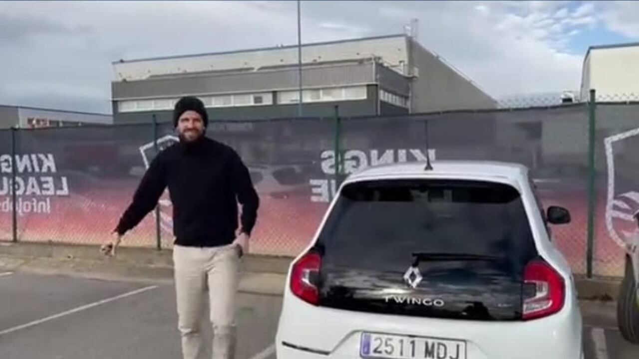Gerard Piqué no le bastó con decir que tenía una alianza con Casio y ahora, arribó con un Twingo.