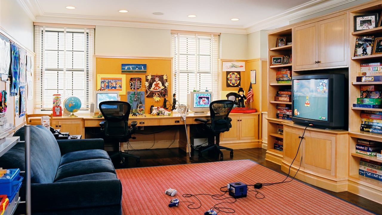 Habitación de un gamer con consolas y demás juegos