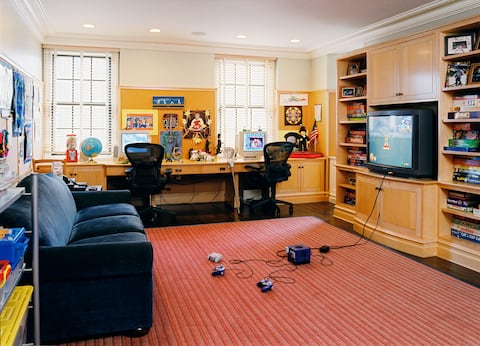 Habitación de un gamer con consolas y demás juegos