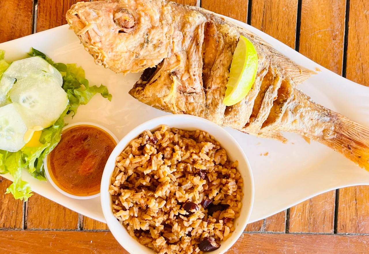 En los restaurantes de la isla es común disfrutar de una amplia variedad de pescados frescos.