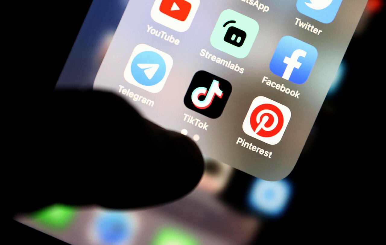 En esta foto de ilustración, los íconos de las aplicaciones Streamlabs, TikTok, Twitter, Telegram, Facebook, YouTube y Pinterest se muestran en la pantalla de un teléfono inteligente en Ankara, Turquía,