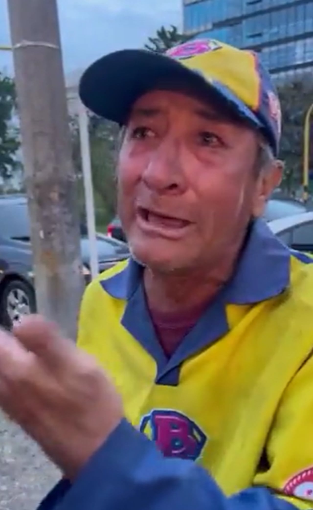 Entre lágrimas contaba que fue víctima de un robo de su carro de helados.