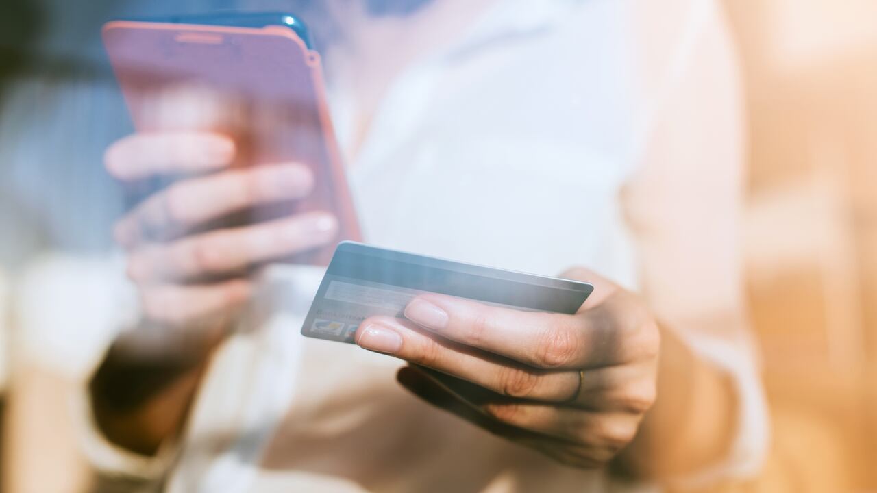 Mujer consulta tarjeta de crédito