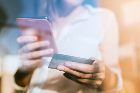 Mujer consulta tarjeta de crédito